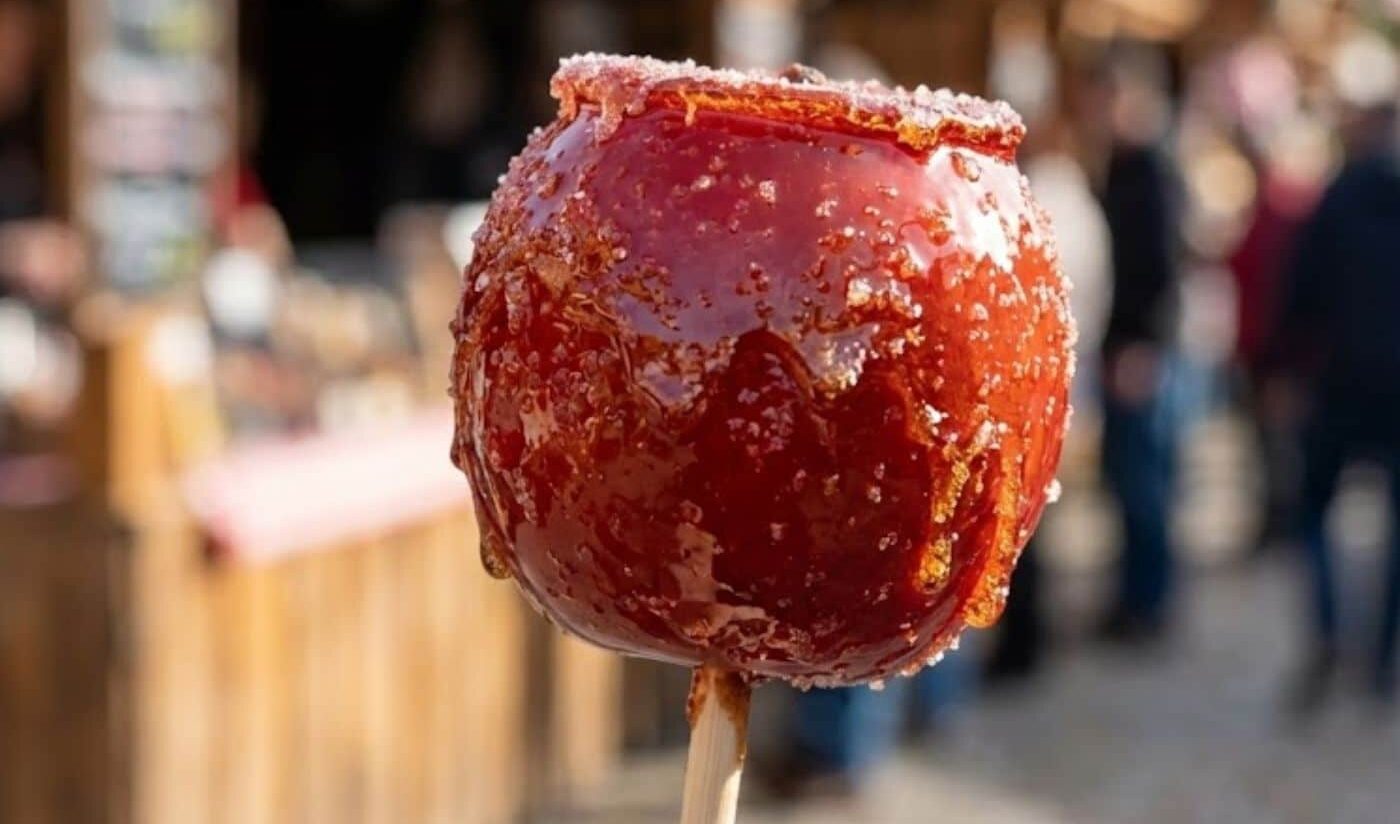 תפוח מצופה סוכר אדום